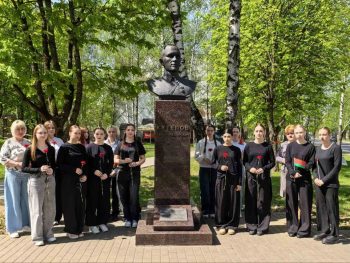 Возложение цветов к памятнику-бюсту полковника С.Ф.Кутепова