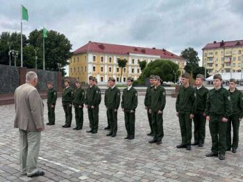 Вахта Памяти у Вечного огня на площади Славы